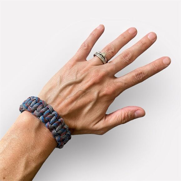 Paracord Bracelet NEW Unisex Handmade USA Red Blue Silver Black - Picture 1 of 8